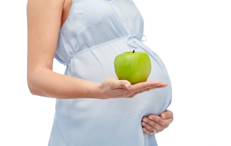 беременная женщина с яблоком