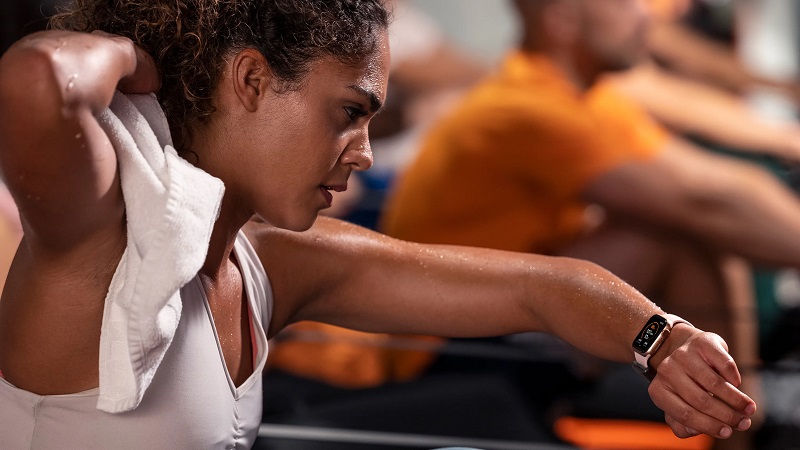 Надо ли ставить на паузу фитнес-браслет между подходами при силовой тренировке?