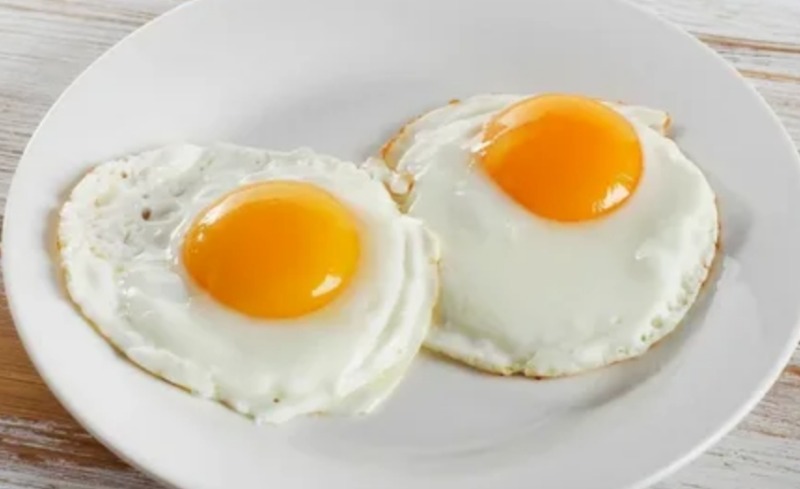 Ученые доказали, что цельные яйца полезны для молодых людей