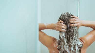 Лучше принимать душ утром или вечером?